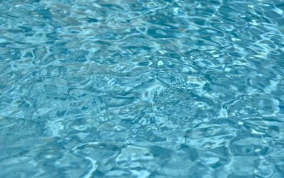 Comment clarifier l’eau de la piscine ?