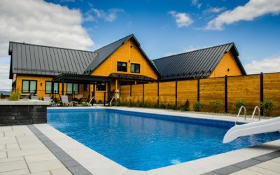 Procéder à l’aménagement extérieur de sa piscine (brise-vue et clôture)