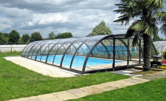 abri-de-piscine-retractable-medio