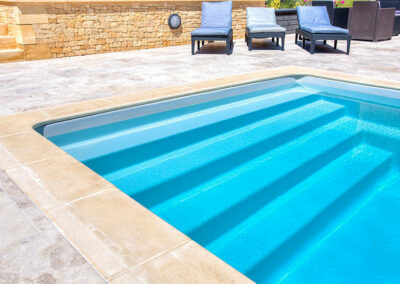 piscine coque rectangulaire cobalt