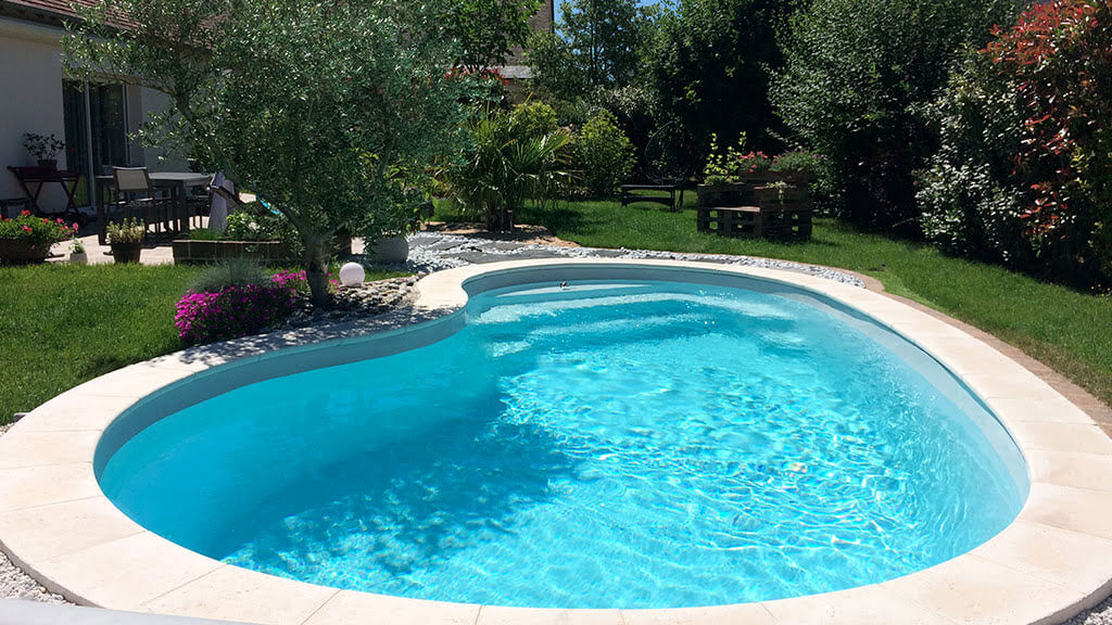 piscine forme haricot cornaline
